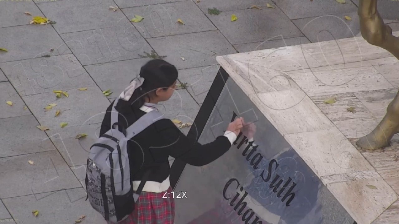 Ağrı’da Minik Asmin’den Yürek Isıtan Cumhuriyet Hareketi: Atatürk Büstünü Temizleyip Selamladı!