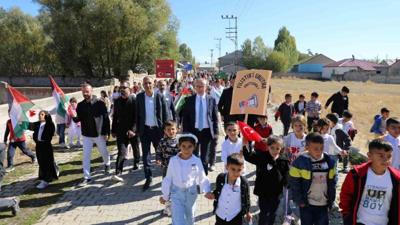 Ağrı'da Öğrenci ve Velilerden Filistin'e Büyük Destek: Yürüyüş ve Hayır Panayırı Düzenlendi