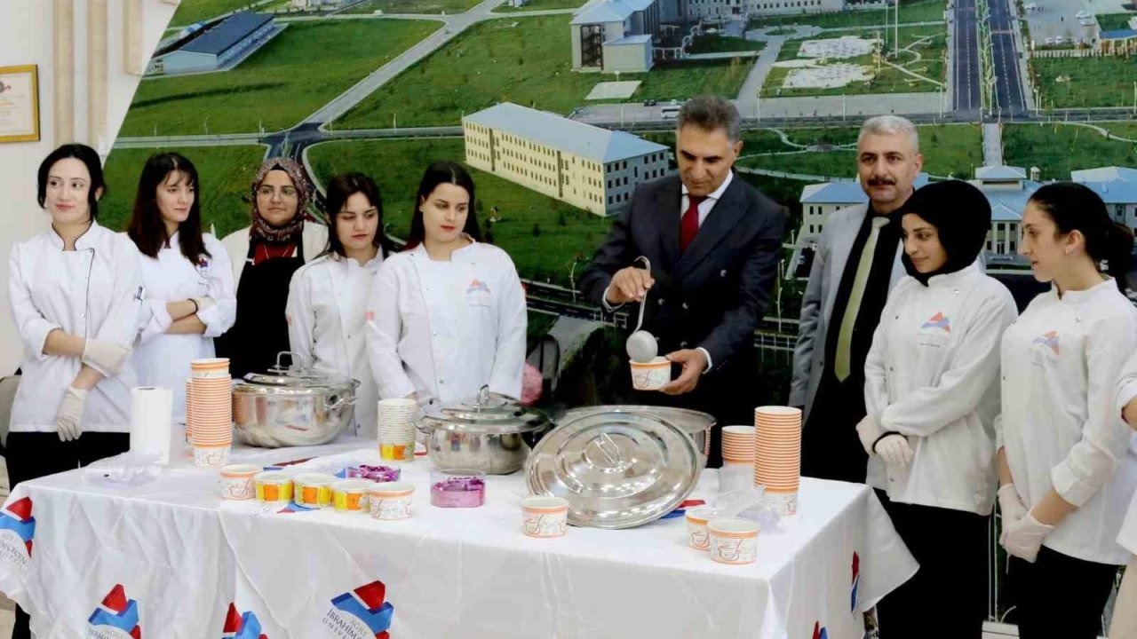 Ağrı'da Üniversiteli Öğrenciler Yöresel Lezzet "Gırar" Çorbasıyla Karşılandı