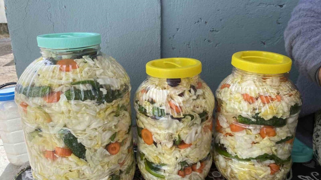 Ağrılı Kadınlar Kışa Hazırlanıyor: Sofraların Vazgeçilmezi Lahana Turşusu Kuruyorlar