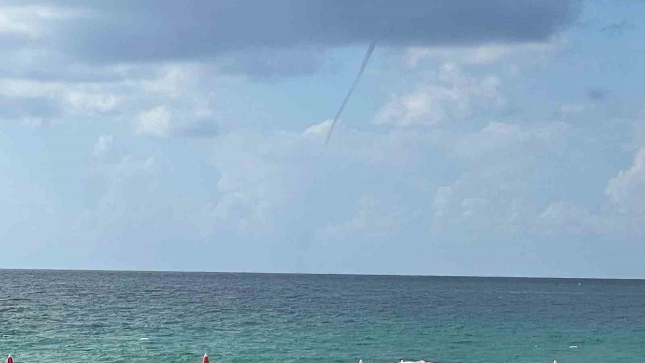 Alanya Açıklarında Hortum Çıktı: Tatilciler Merakla İzledi