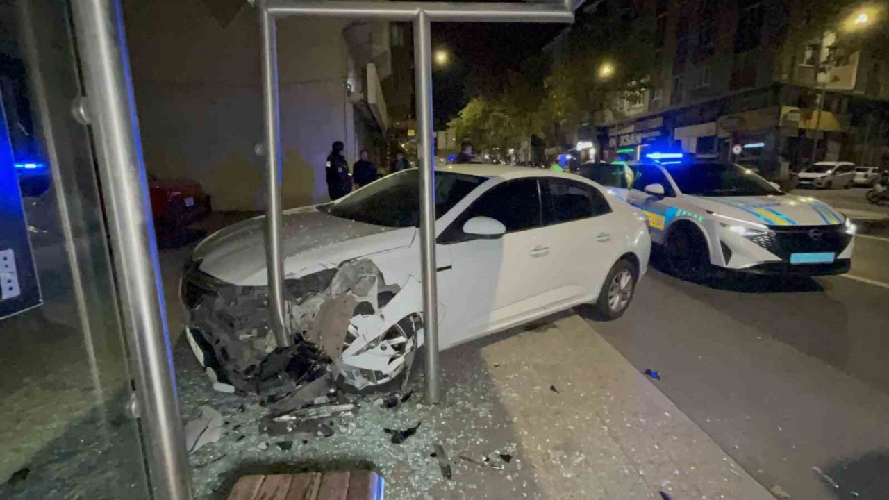 Alkollü Sürücü Dehşeti: Dur İhtarına Uymadı, Otobüs Durağına Daldı