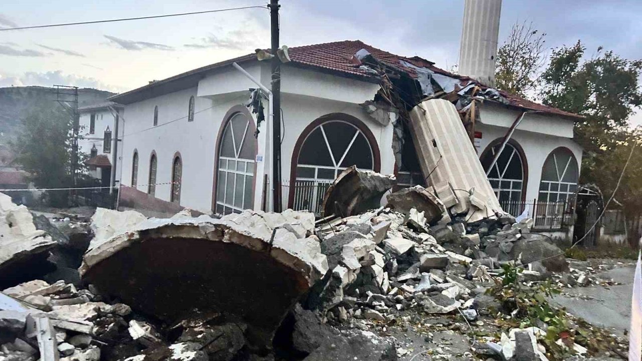 Ankara Ayaş’ta Şiddetli Fırtına Facianın Eşiğinden Döndürdü: Caminin Minalesi Yıkıldı!