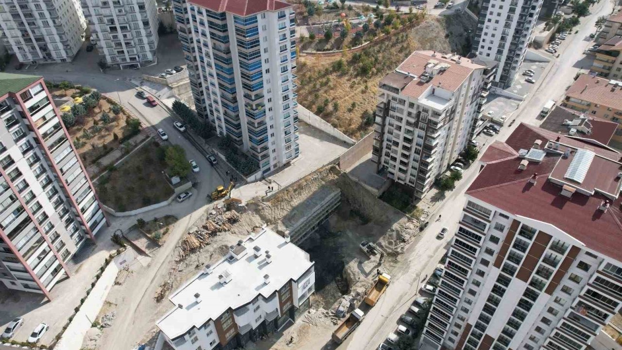 Ankara Mamak&#039;ta İnşaat Faciası: Temel Kazısı Toprak Kaymasına Yol Açtı, 17 Katlı Bina Boşaltıldı