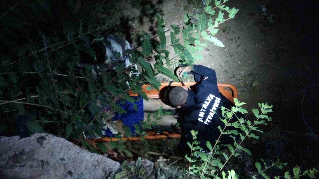 Antalya Kaleiçi&#039;nde Turist İnşaat Çukuruna Düştü: İtfaiye Kurtardı