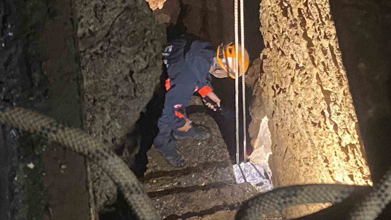 Antalya&#039;da Fırtınada Mağaraya Sığınıp Mahsur Kalan 2 Kişi, &#039;Film Gibi&#039; Operasyonla Kurtarıldı