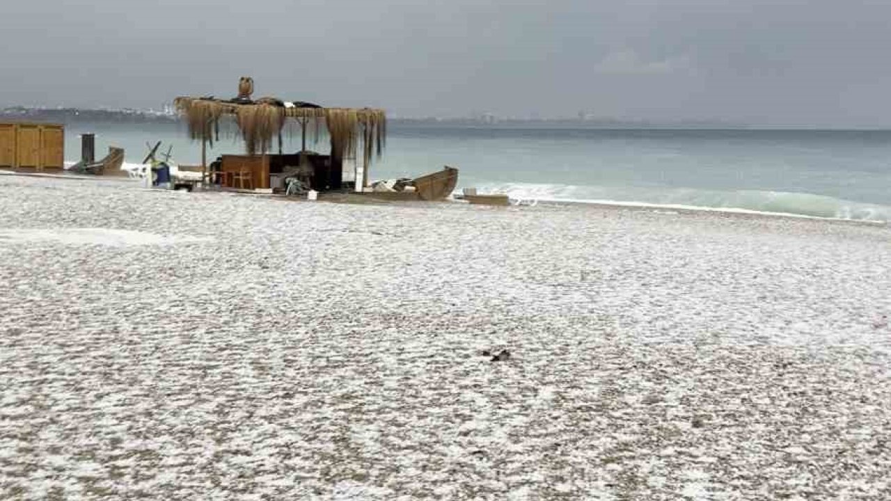 Antalya'da Sağanak Yağış, Dolu ve Fırtına Hayatı Felç Etti! Konyaaltı Sahili Beyaza Büründü