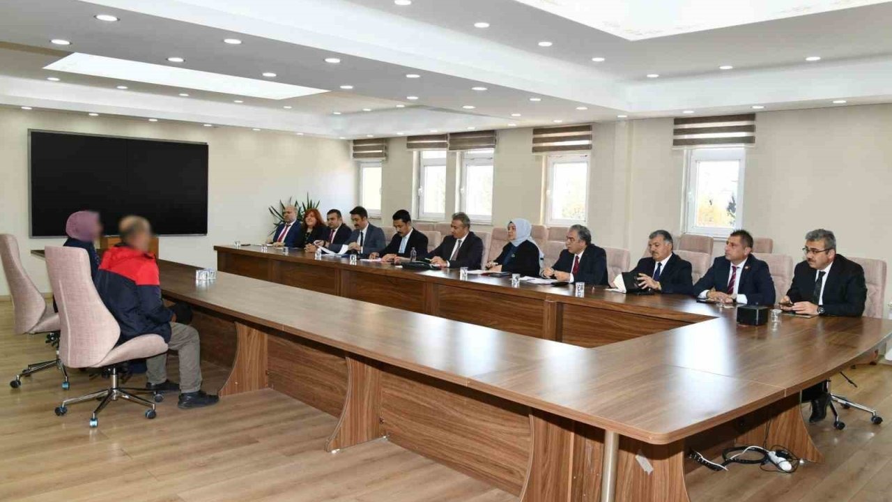 Ardahan Valisi Çiçek, Halk Gününde Vatandaşların Talep ve Sorunlarını Dinledi