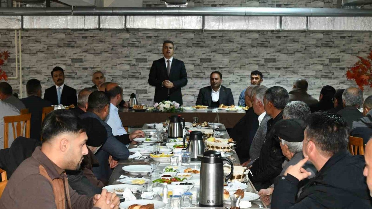 Ardahan&#039;da Muhtarlar Günü Coşkusu: Vali Çiçek, Muhtarlarla Bir Araya Geldi