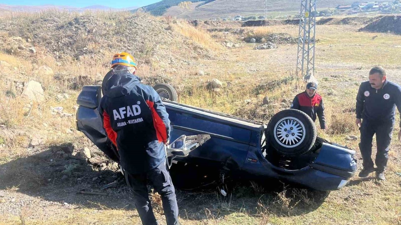 Ardahan&#039;da Otomobil Şarampole Devrildi: 4 Yaralı