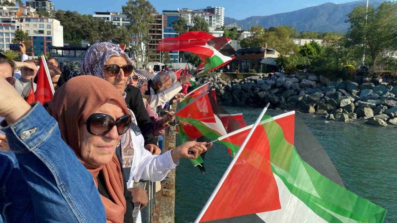 Artvin’de &quot;Sumud Filosu&quot;na Destek: Türk ve Filistin Bayraklı Tekneler Denize Açıldı