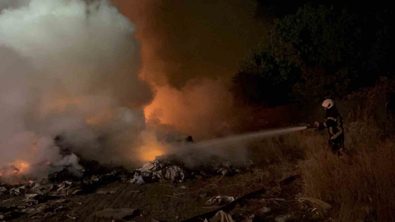 Atık Yangını Paniğe Neden Oldu: Yangın Eve Sıçramadan Söndürüldü