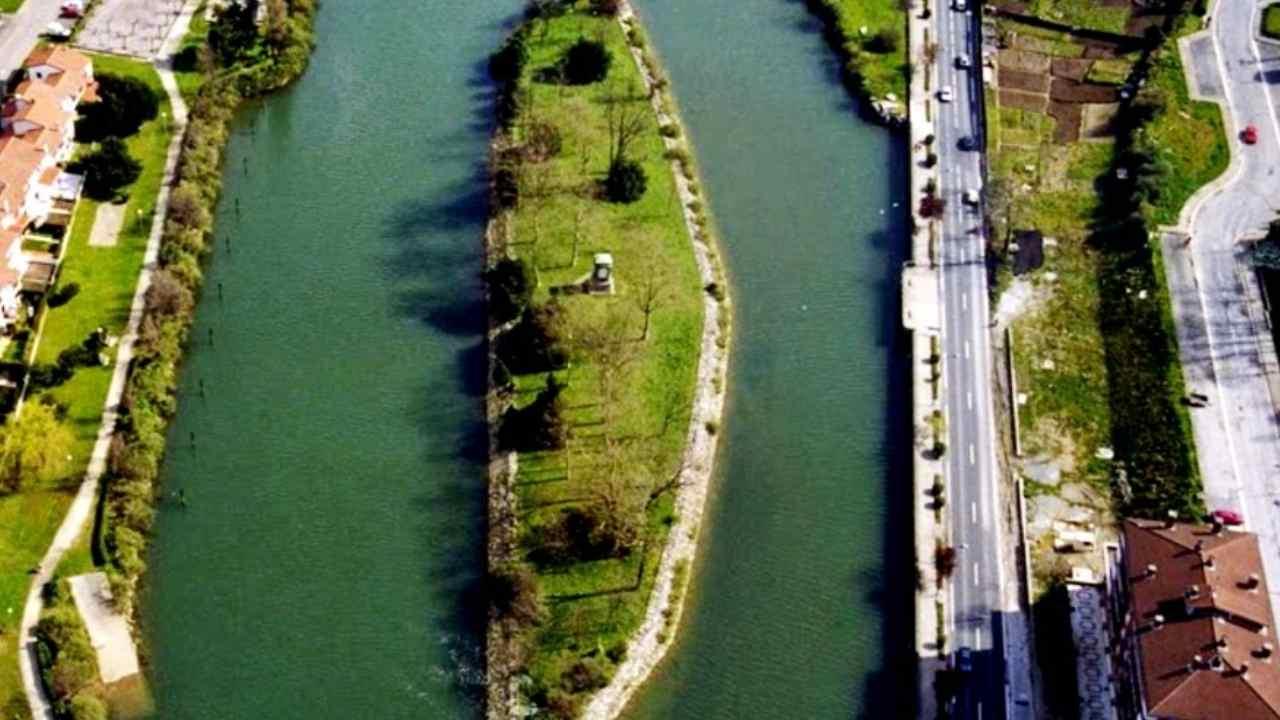 Aynı anda iki ülkeye ait olan ada