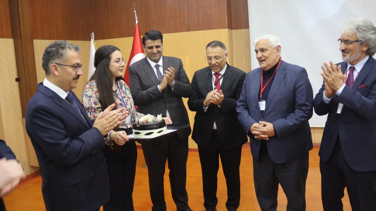 Azerbaycan Diller Üniversitesi Rektörü Prof. Dr. Kamal Abdulla’ya Konferansta Doğum Günü Sürprizi