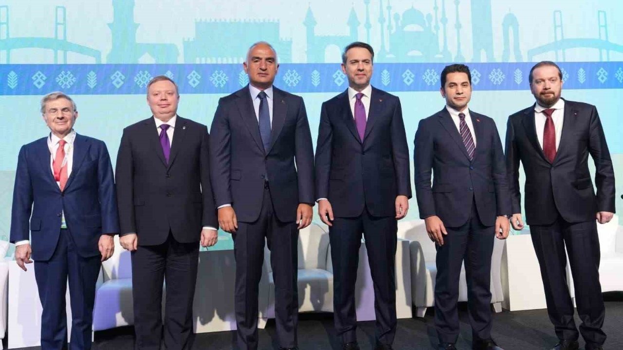 Bakan Ersoy Açıkladı: Türkiye 2024&#039;te 62,3 Milyon Ziyaretçi ve 61,1 Milyar Dolar Gelir Rekoru Kırdı