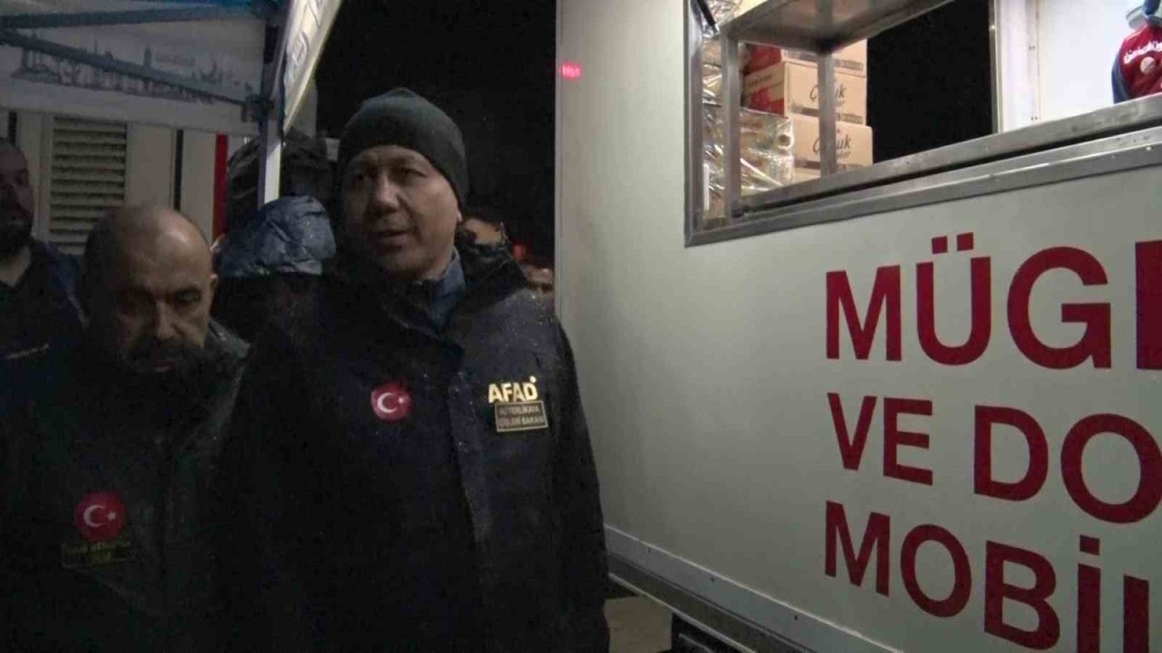 Bakan Yerlikaya, Balıkesir Sındırgı&#039;daki 6.1 Büyüklüğündeki Deprem Sonrası Bölgeye Gitti