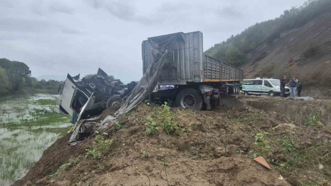 Bartın&#039;da Korkunç Kaza: Kaygan Yolda Karşı Şeride Geçen Tır Otomobile Çarptı, 1 Ölü, 2 Yaralı