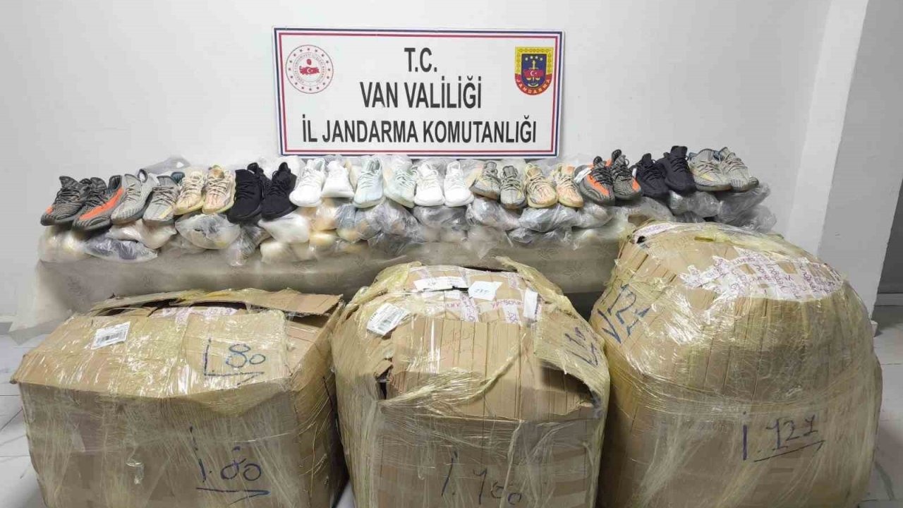 Başkale&#039;de Jandarmadan Kaçakçılık Operasyonu: 2.4 Milyon TL Değerinde Kaçak Malzeme Ele Geçirildi!