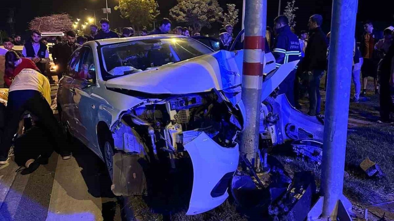 Batman’da Kontrolden Çıkan Otomobil Trafik Direğine Çarptı: 3 Yaralı