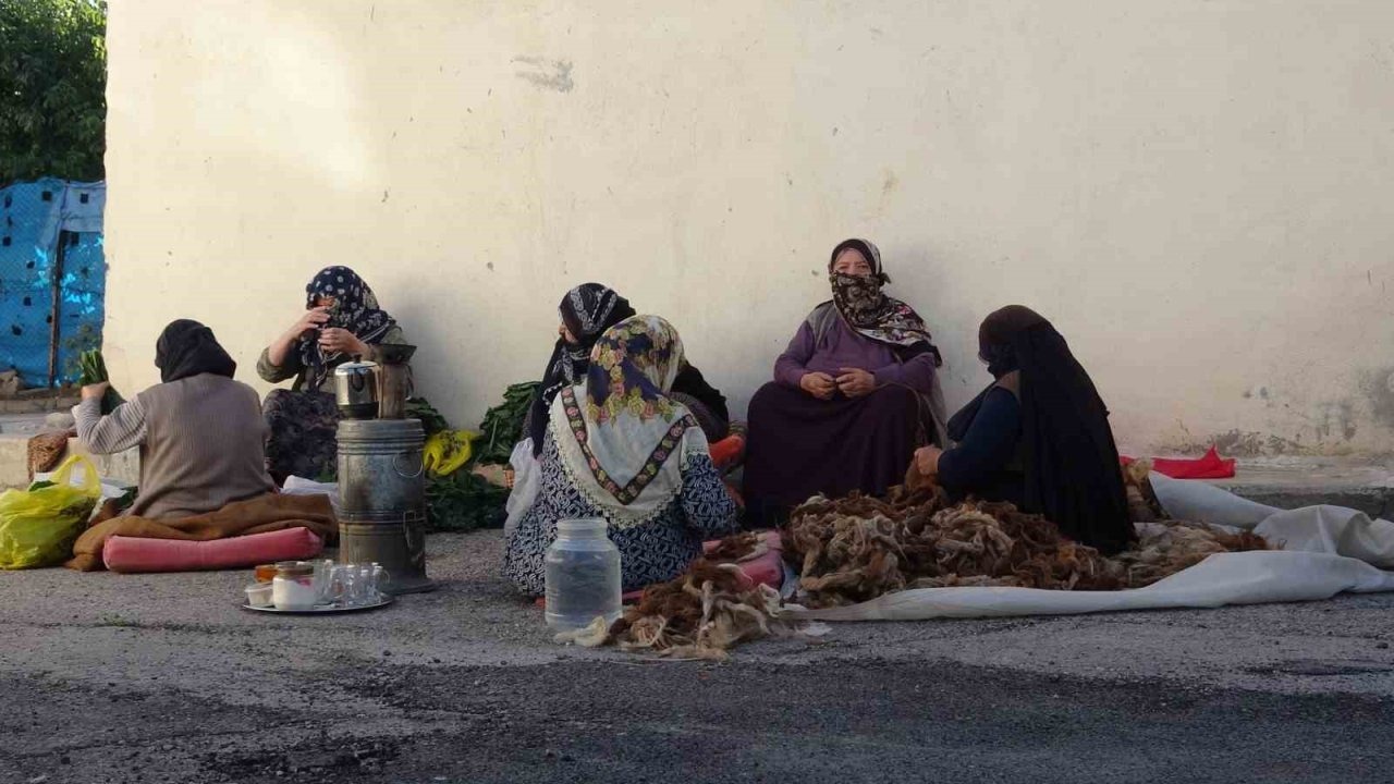 Bayburt Şingah Mahallesi'nde İmece Usulü Kış Hazırlığı: Lezzetler ve Komşuluk Kültürü Yaşıyor