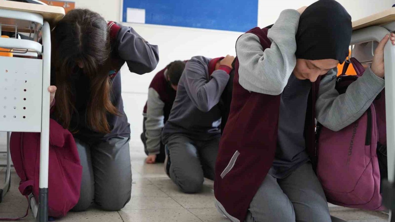 Bayburt’ta Uluslararası Afet Risklerini Azaltma Günü Kapsamında Deprem, Tahliye ve Yangın Tatbikatı Yapıldı