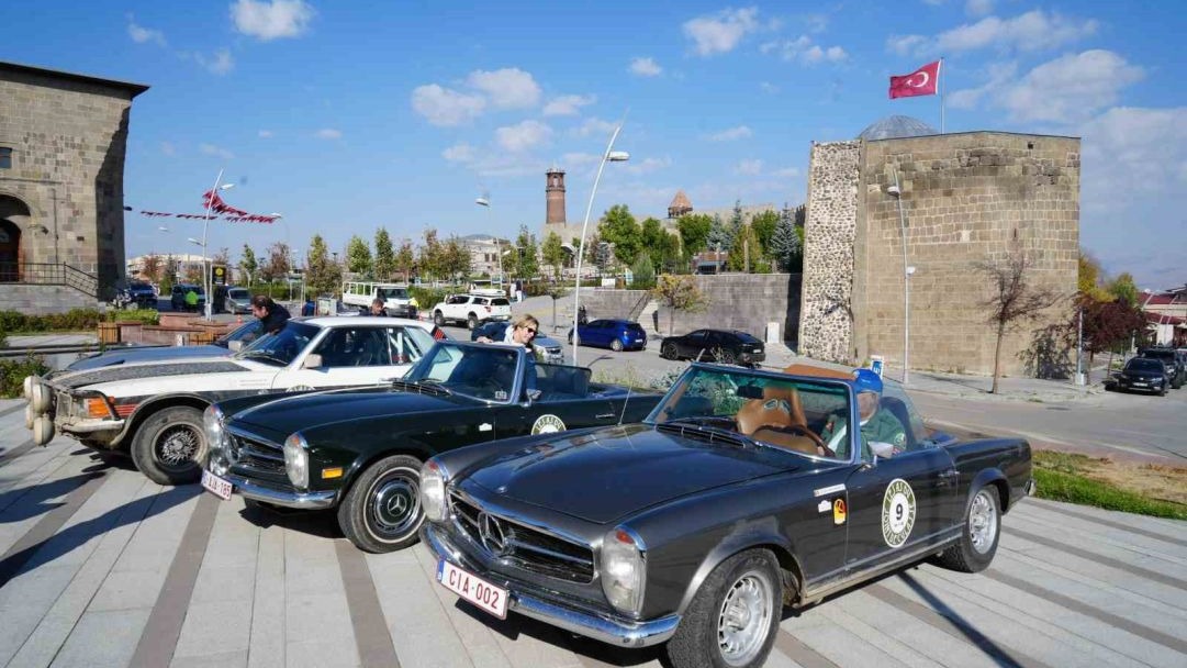 Belçikalı Klasik Otomobil Tutkunları Türkiye Turuna Erzurum’dan Başladı