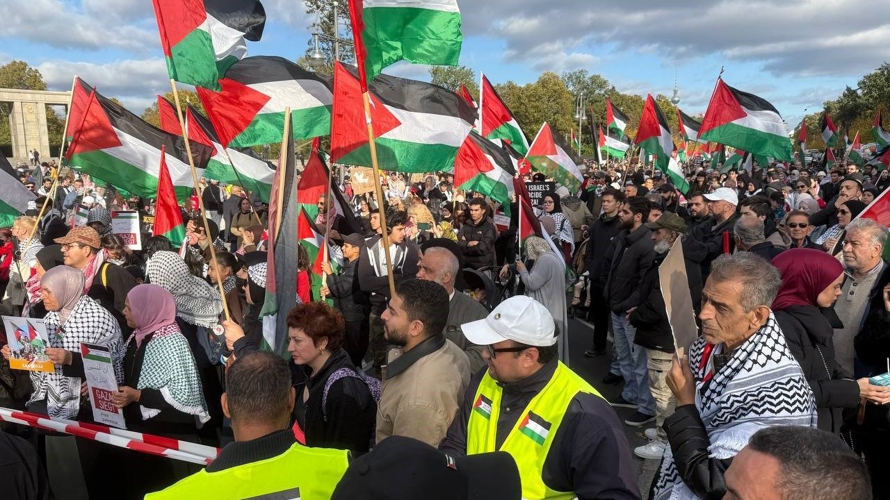 Berlin’de &quot;Gazze İçin Birlik&quot; Gösterisi: Binlerce Kişi Filistin’e Destek Verdi, 36 Kişi Gözaltına Alındı