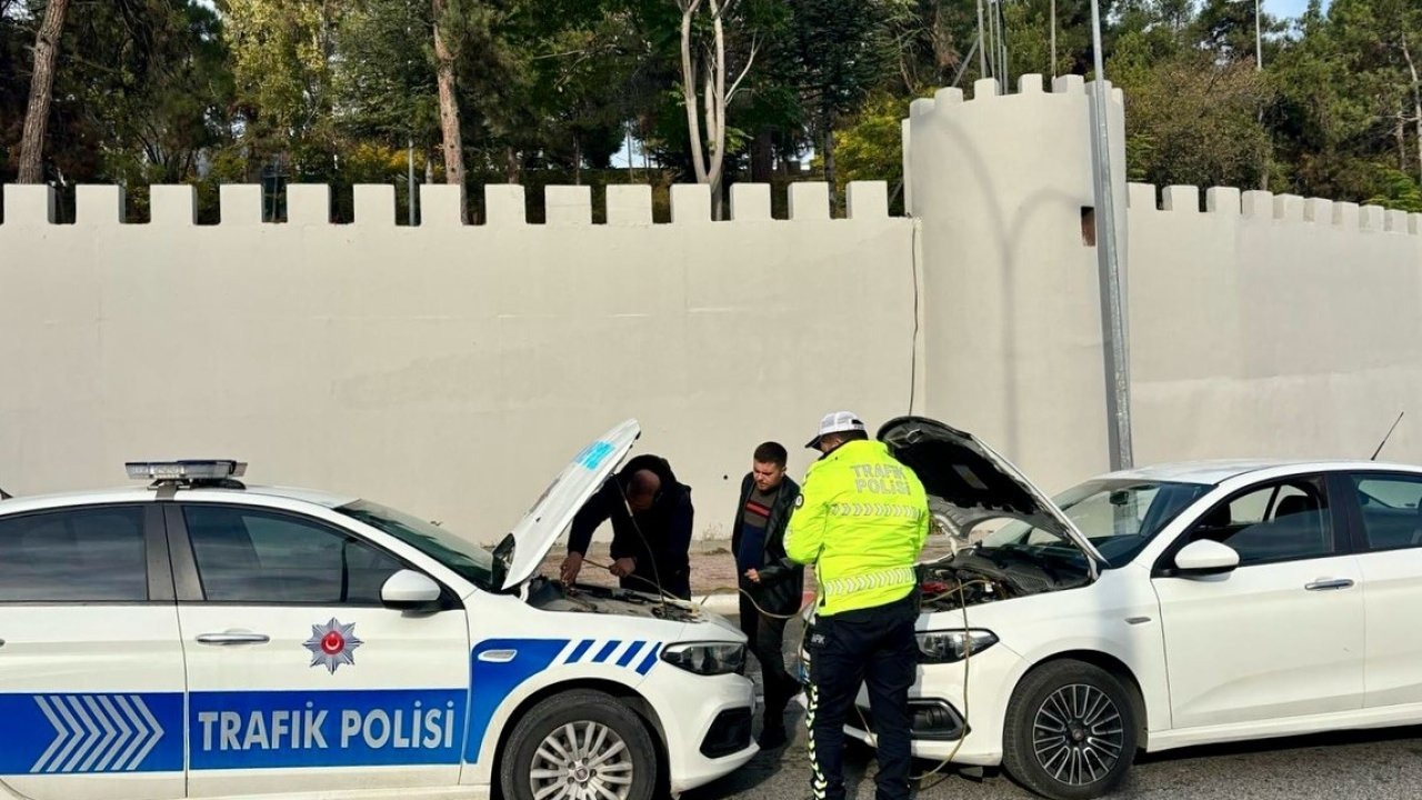 Bilecik Polisi Yolda Kalan Sürücünün İmdadına Yetişti: Arızalanan Otomobile Akü Takviyesi