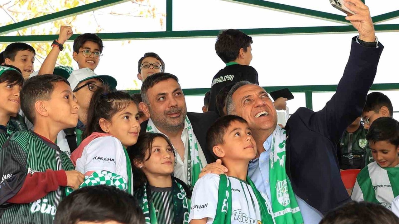 Bingöl'de 'Çocuklarımız Formasız Kalmasın' Kampanyasıyla 750 Öğrenciye Forma Hediye Edildi