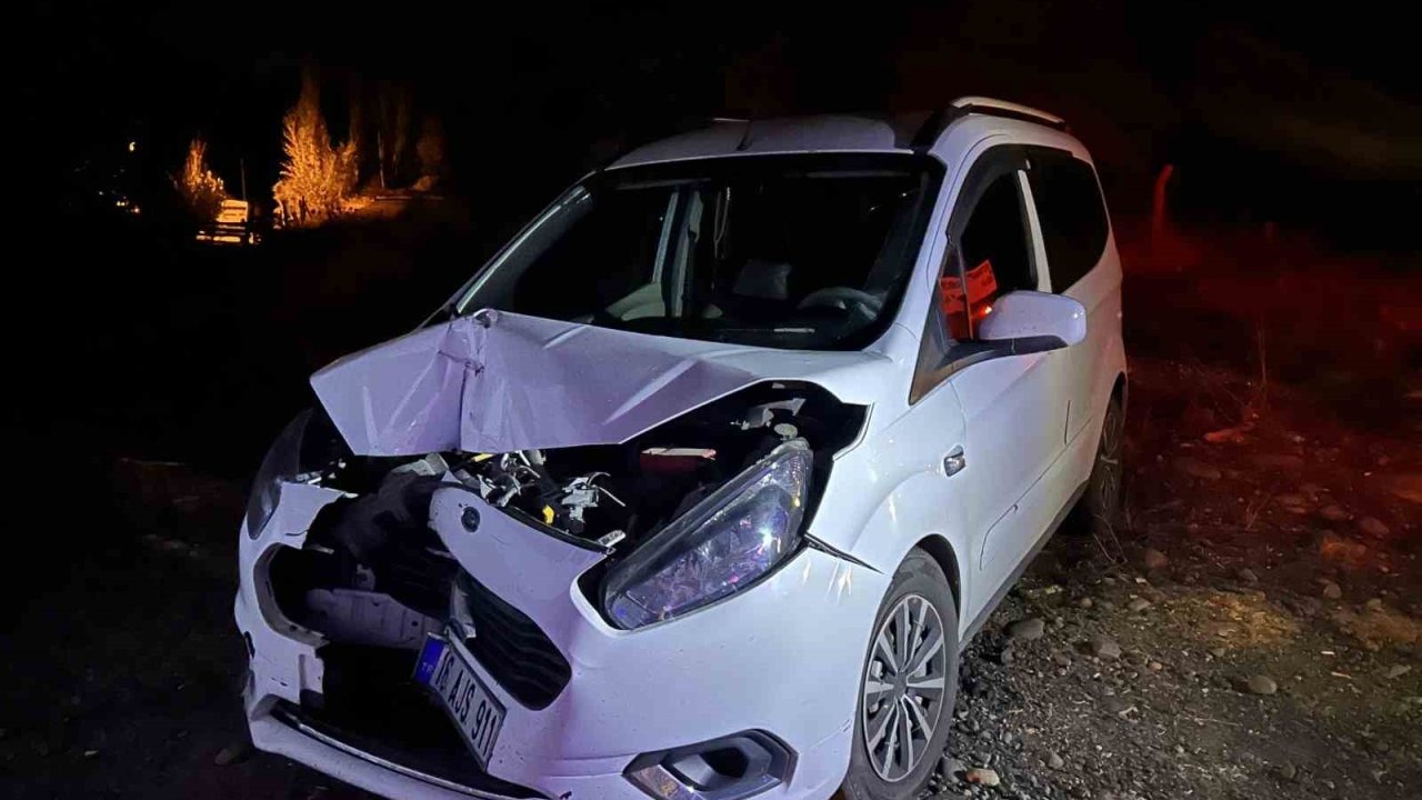 Bingöl’de Saman Yüklü Kamyonetle Hafif Ticari Araç Çarpıştı: 2 Yaralı