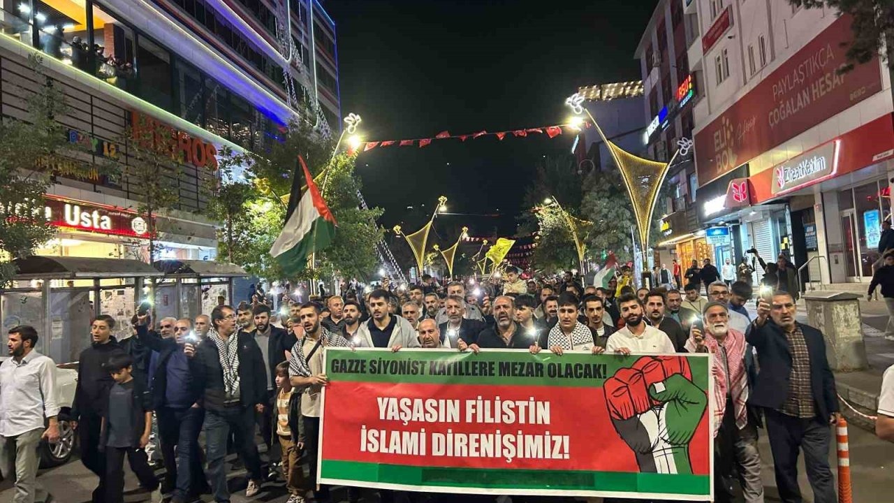 Bingöl&#039;de Vatandaşlar, Sumud Filosu&#039;na Yapılan İsrail Müdahalesine Tepki Gösterdi