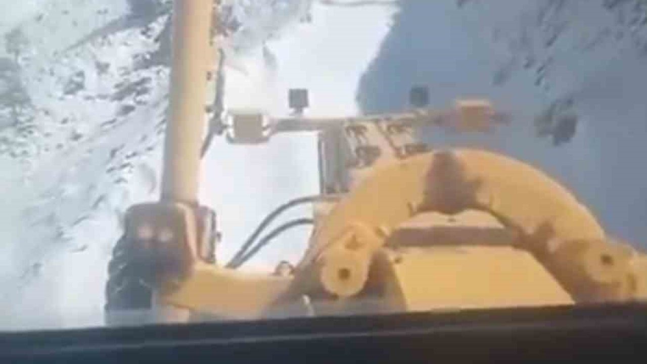 Bingöl’ün Adaklı İlçesinde Mevsimin İlk Kar Yağışı Etkili Oldu: Kapanan Yollar Açıldı