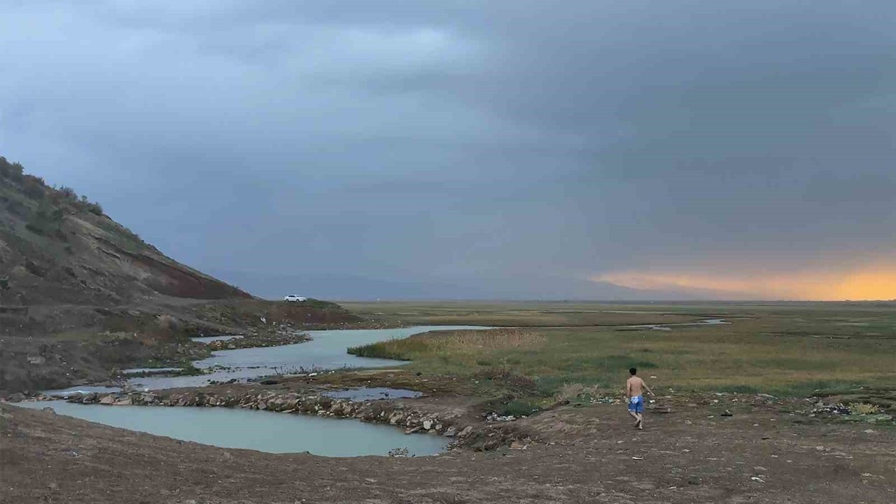 Bitlis Güroymak’ta Budaklı Kaplıcasında Paniğe Neden Olan Sağanak ve Yoğun Şimşekler Görüntülendi