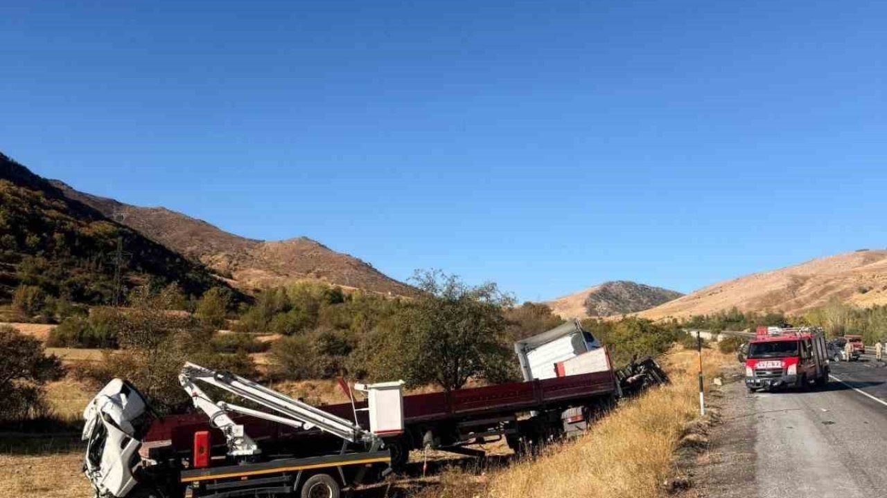 Bitlis Tatvan’da Tır Kamyonete Çarptı: 2 Kişi Yaralandı