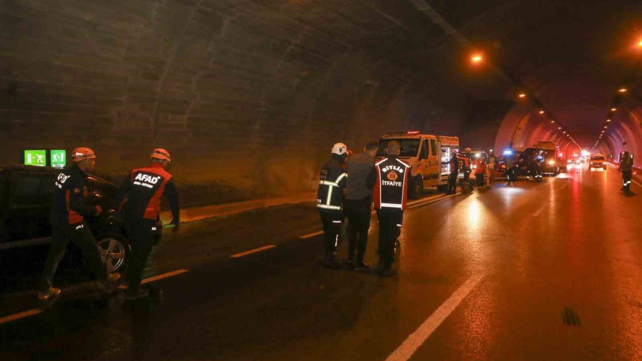 Bitlis'te 8 Ağustos Tüneli'nde Trafik Kazası Tatbikatı Başarıyla Gerçekleştirildi