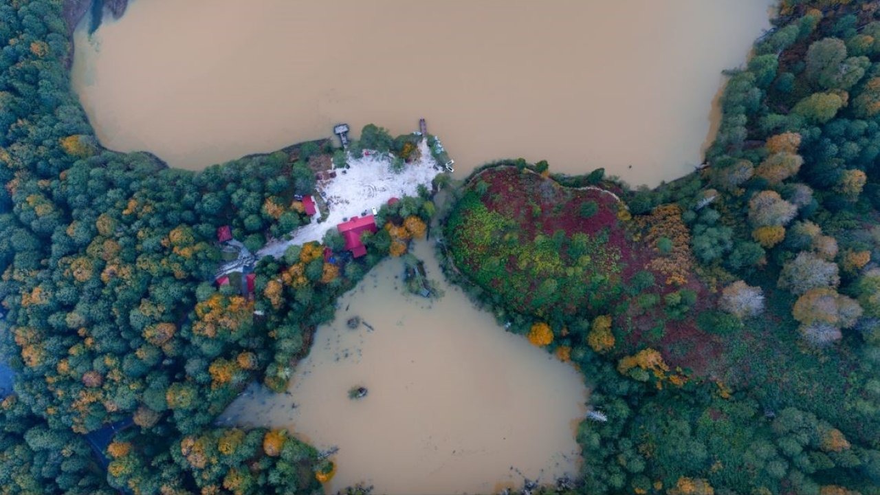 Borçka Karagöl’de Sonbahar Büyüsü: Doğa "Yağlı Boya Tablosu"na Dönüştü