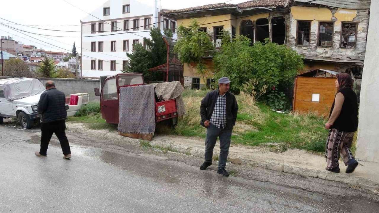 Burdur’da Kiracı-Ev Sahibi Çatışması Mahalle Huzurunu Kaçırdı: Kokudan Kapı Pencere Açılamıyor