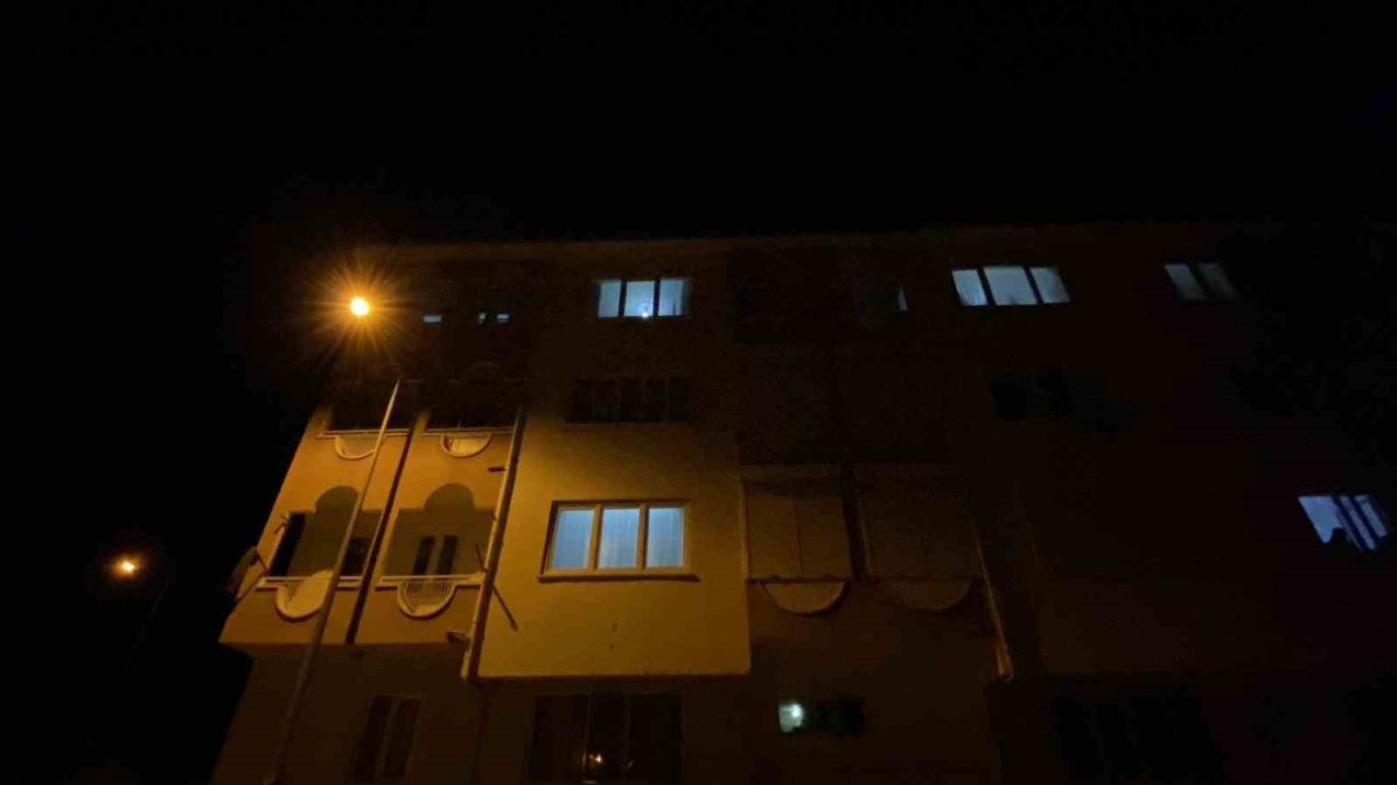 Burdur&#039;da Korku Dolu Anlar: Evde Asma Tavan Çöktü, Çift Deprem Sandı!