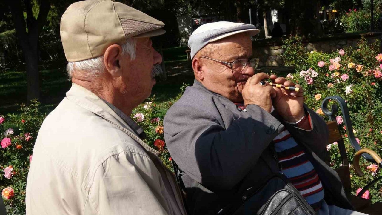 Burdur&#039;da &#039;Sipsi&#039; Sevdalısı Mustafa Dede: Yanından Ayırmıyor, Unutturmuyor