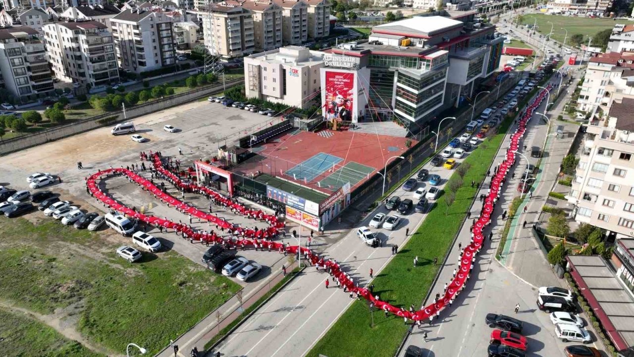 Bursa'da Cumhuriyet Coşkusu: 500 Metrelik Dev Türk Bayrağı BURSARAY'la Yarıştı