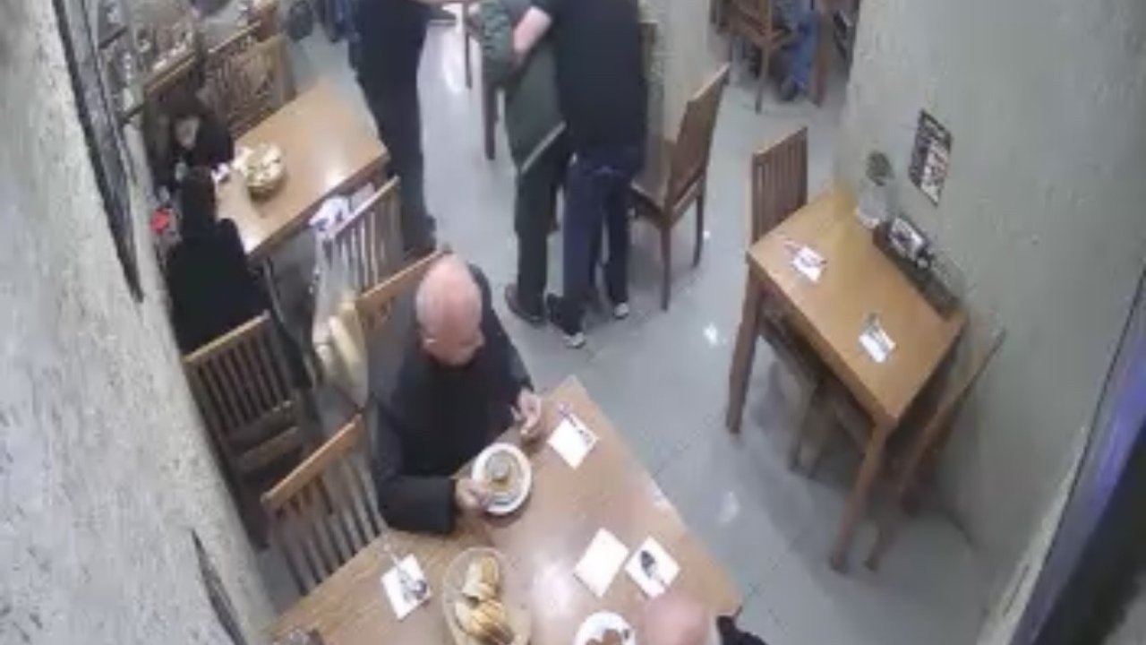 Bursa'da Hayat Kurtaran Saniyeler: Lokantada Nefessiz Kalan Müşteriye Heimlich Manevrası