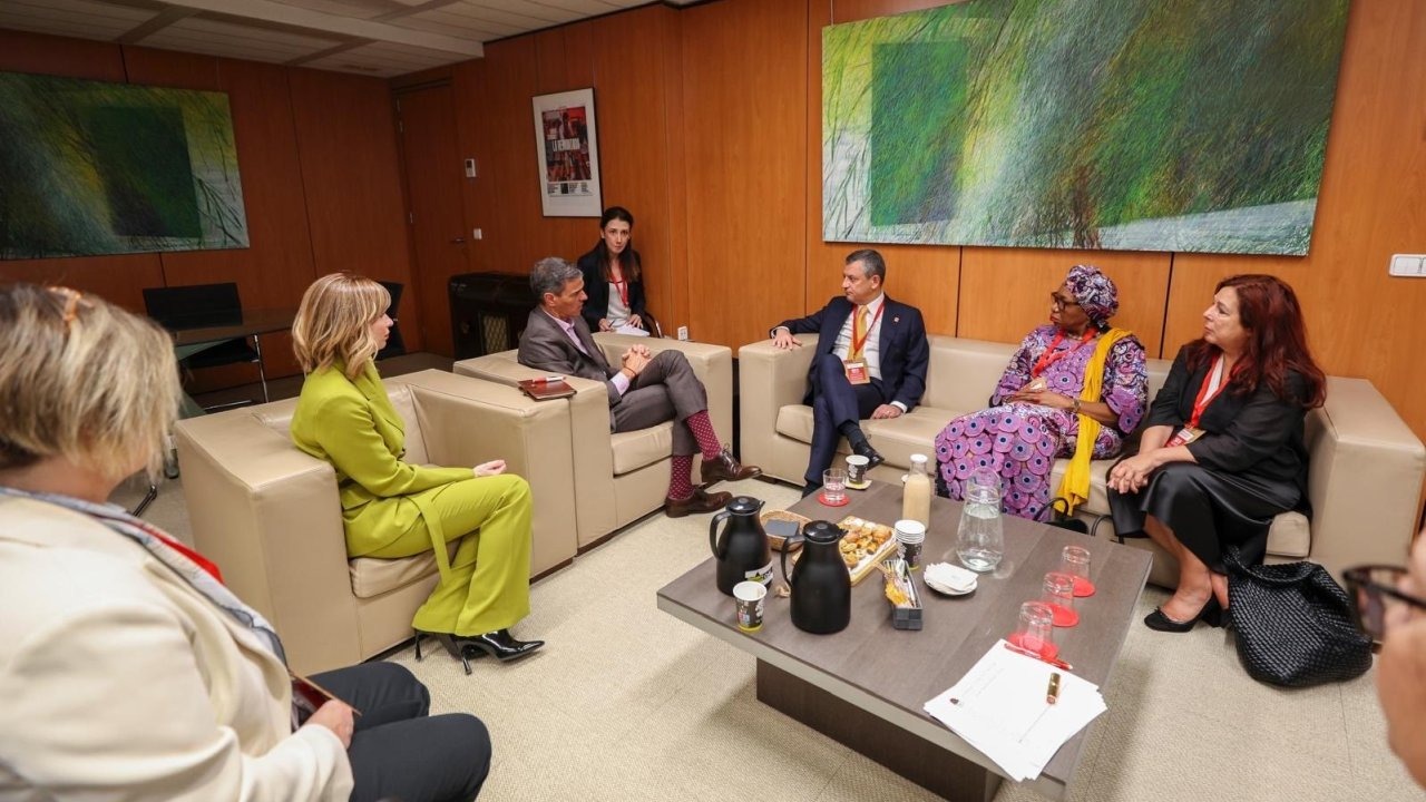 CHP Lideri Özel ve İspanya Başbakanı Sanchez’den Madrid’de Kritik Görüşme: Demokrasi ve Dayanışma Vurgusu