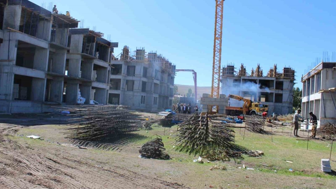 Çıldır&#039;da Konut Sorununa Çözüm: Başkan Azizoğlu, TOKİ Konutlarını İnceledi