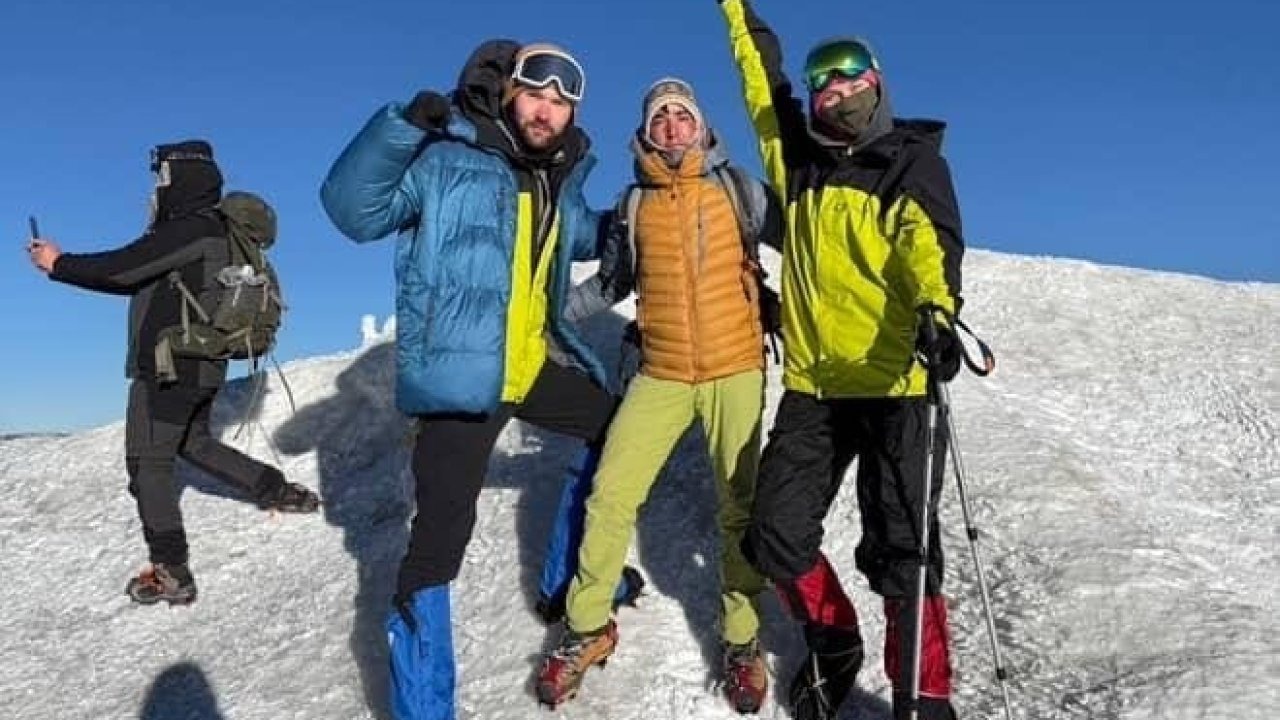 Dağcılar, Ağrı Dağı’nın 5 Bin 137 Metrelik Zirvesinde