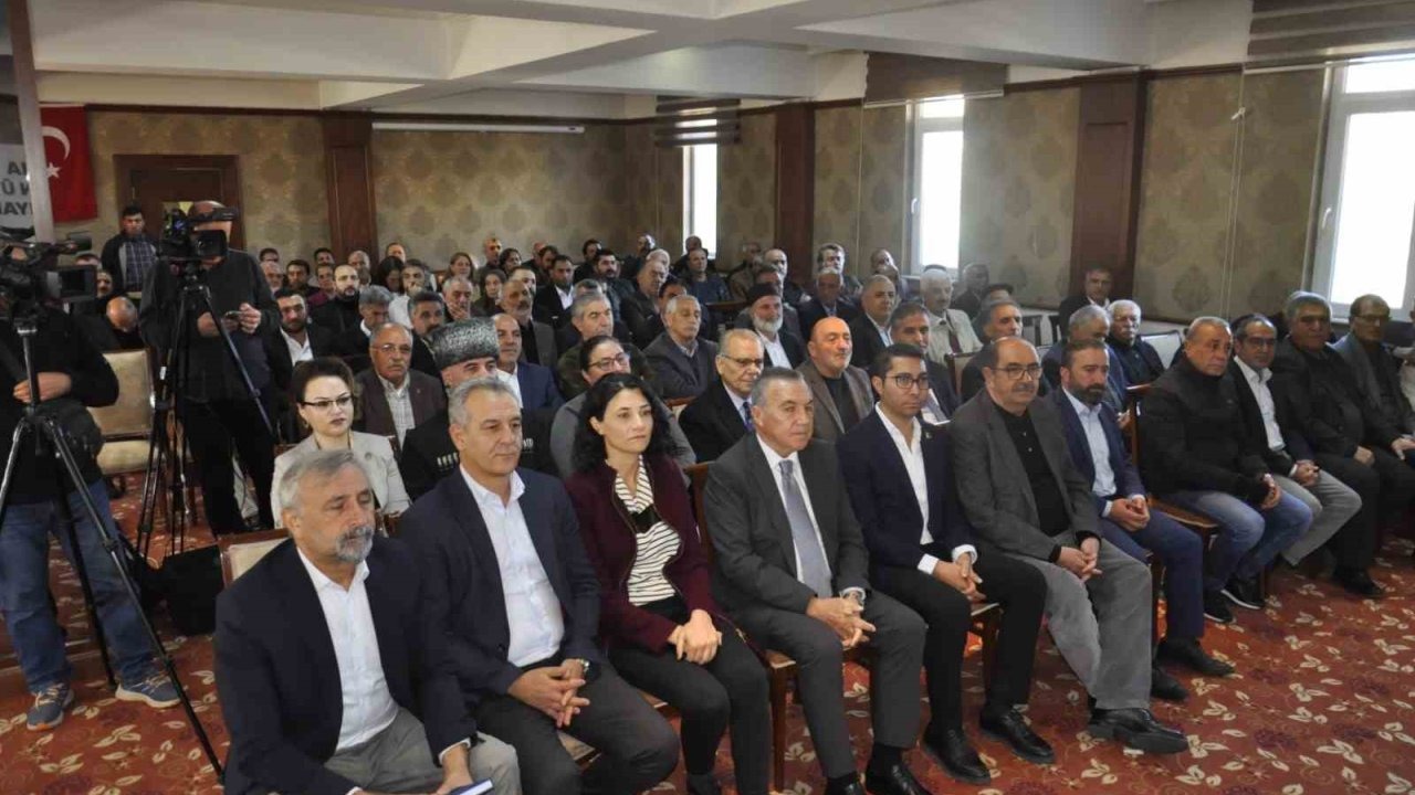 DEM Parti Genel Başkanı Bakırhan’dan Kars’ta ‘Barış’ Vurgusu: “PKK Silah Çevirmeyecekse, Tekçilik Kaldırılsın”