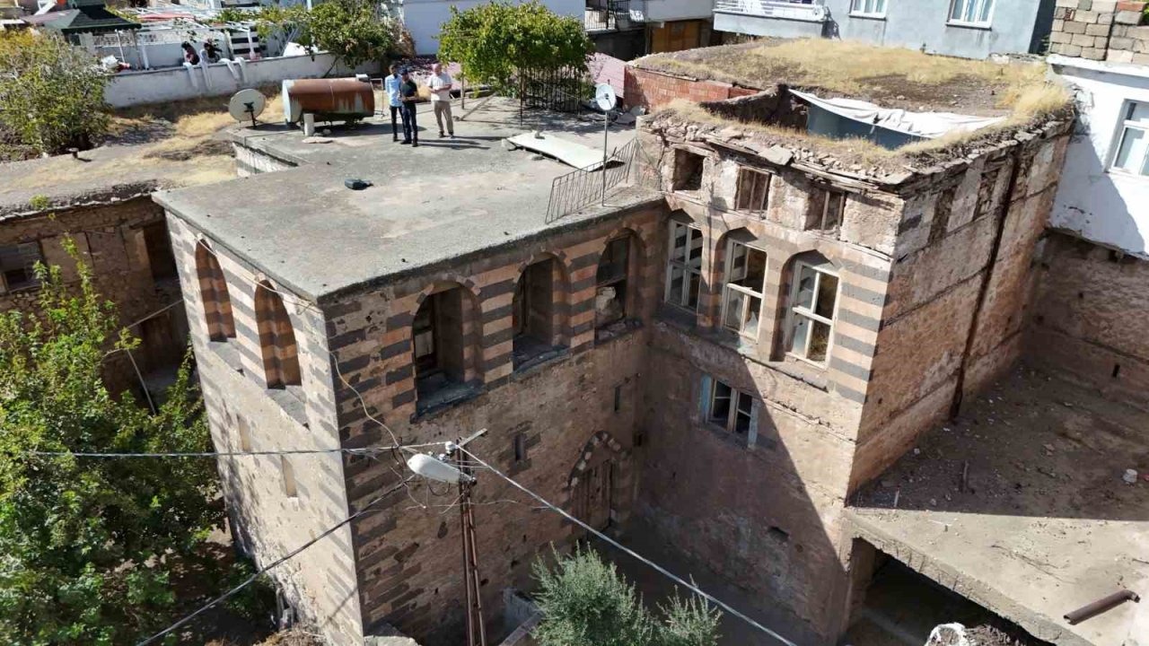 Diyarbakır Çermik’teki 15. Yüzyıl Mirası Beyler Konağı Kurtarılmayı Bekliyor