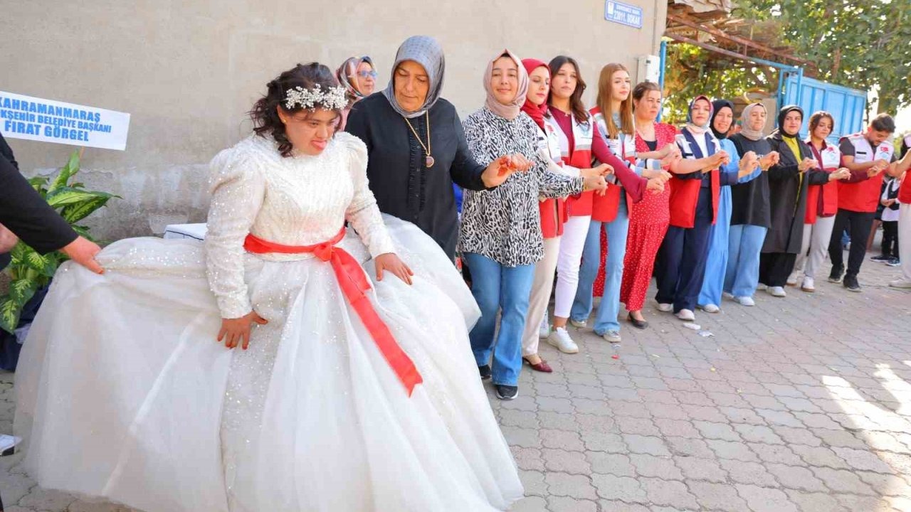 Down Sendromlu Melek&#039;in En Büyük Hayali Gerçekleşti: Kahramanmaraş&#039;ta Gelinlikli Düğün Sevinci!