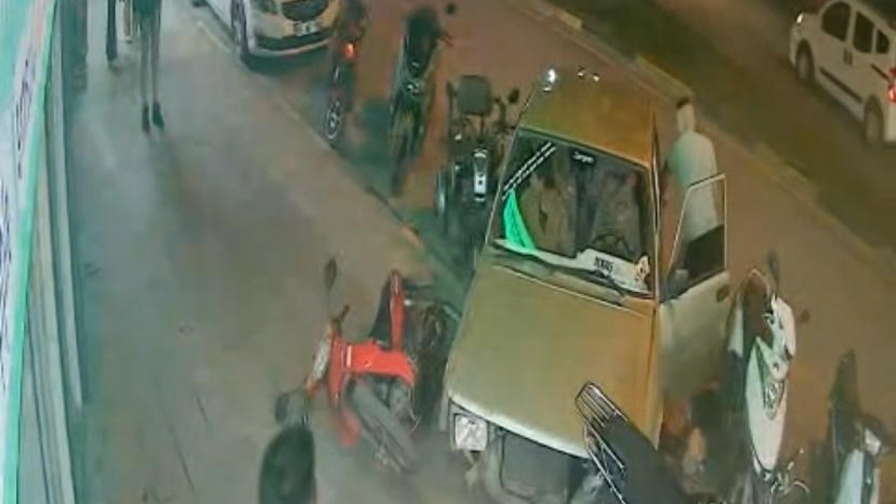 Drift Dehşeti: Kontrolsüz Otomobil Durağa Daldı, 3 Kişi Olay Yerinden Kaçtı