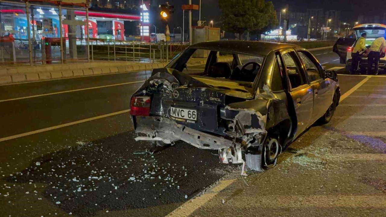 Ehliyetsiz ve Alkollü Sürücü Tramvay Durağına Çarptı: 1 Yaralı! Polise &quot;Beni Alın Bırakmayın&quot; Dedi