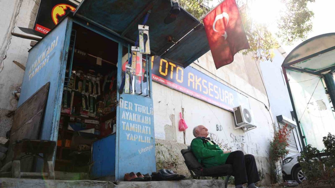 Elazığ’da 45 Yıllık Usta: 73 Yaşındaki Hasan Aydın, 2 Metrekarelik Barakada Baba Mesleğini Yaşatıyor